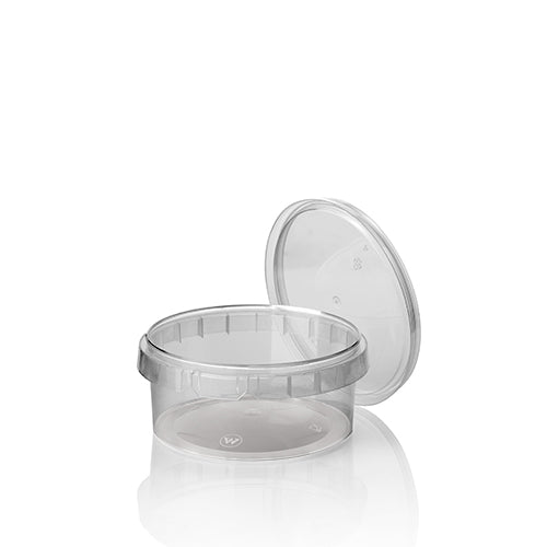 Un pot à charcuterie Starpak 50 rond, transparent, en PP avec fermeture d'authenticité et couvercle assorti, légèrement ouvert et adjacent au récipient, est présenté sur un fond blanc avec un léger reflet.
