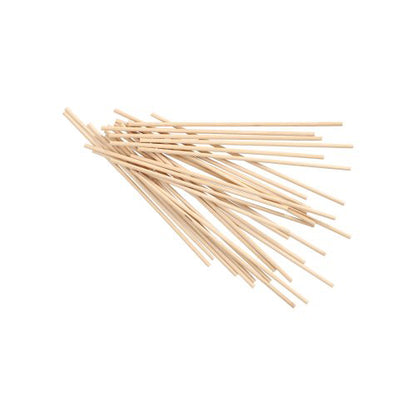 Un tas de bâtonnets en bois PAPSTAR "pure" Ø 3 mm, 15 cm (1000 pièces) de PAPSTAR GmbH sur fond blanc - bâtonnets polyvalents pour des travaux manuels créatifs.