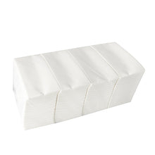 Une pile de pochettes à couverts Starpak 480 en Airlaid de 40 cm x 33 cm avec pli pour couverts assure une présentation hygiénique et est soigneusement empilée sur un fond blanc.