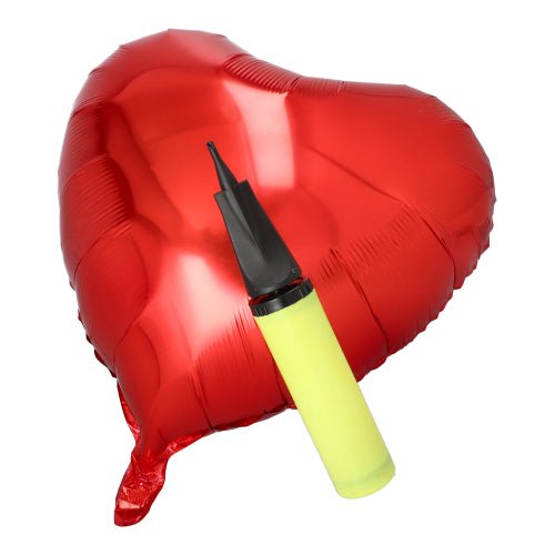 Un ballon en aluminium rouge en forme de cœur est couronné par la pompe PAPSTAR pour ballons en aluminium, jaune, 28x4,5 cm (1 pièce) de PAPSTAR GmbH - un accessoire de fête élégant idéal sur fond blanc.