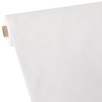Un rouleau de nappe Starpak, d'aspect similaire à du tissu, en non-tissé « soft selection plus », est partiellement déroulé afin d'en montrer la texture ; il est enroulé autour d'un tube en carton marron et placé devant un fond blanc.