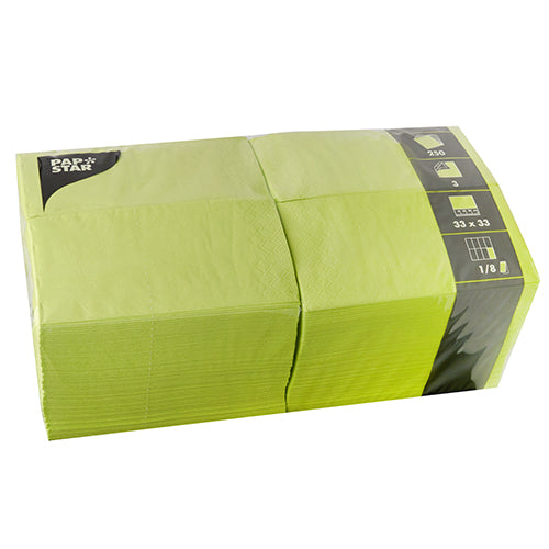 Un paquet scellé PAPSTAR de 250 serviettes, 3 plis 1/8 pli de la société PAPSTAR GmbH contient 250 serviettes (33 x 33 cm) dans une enveloppe plastique transparente avec des étiquettes en noir et jaune.