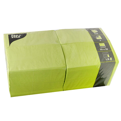 Un paquet scellé PAPSTAR de 250 serviettes, 3 plis 1/8 pli de la société PAPSTAR GmbH contient 250 serviettes (33 x 33 cm) dans une enveloppe plastique transparente avec des étiquettes en noir et jaune.