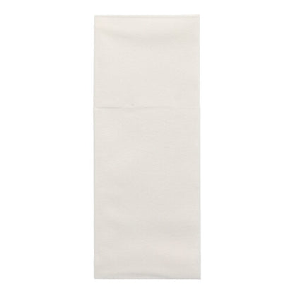 Die Starpak 100 Bestecktaschen, Airlaid 40 cm x 48 cm mit Besteckfalz, sind sauber gefaltet und werden vor einem schlichten weißen Hintergrund präsentiert – ideal für eine elegante Tischdekoration.