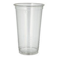 Der PAPSTAR Kaltgetränkebecher PLA "pure", glasklar (Ø 9,5 cm, 15,14 cm) von PAPSTAR GmbH steht als biologisch abbaubarer Einwegbecher aus Kunststoff aufrecht auf einem schlichten weißen Hintergrund.