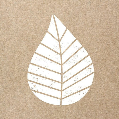 Une feuille blanche avec des nervures de feuille apparaît au centre sur un fond marron texturé, reflétant le look naturel des PAPSTAR 20 serviettes, 33 cm x 33 cm, 3 couches, de PAPSTAR GmbH. Le graphisme de la feuille présente un léger effet vieilli.