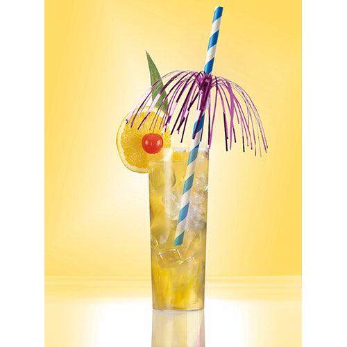 Ein hohes Glas mit einem eisgekühlten gelben Getränk mit einer Orangenscheibe, einer Kirsche, einem grünen Blatt, einem violetten Schirmchen und einem blau-weißen PAPSTAR 50 Trinkhalme Papier (Ø 6 mm · 20 cm von der PAPSTAR GmbH) auf gelbem Hintergrund.