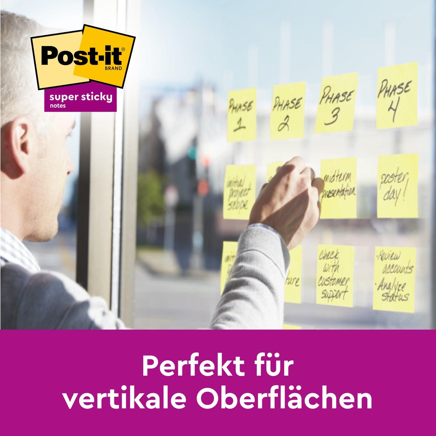 Une personne colle des Post-it® Super Sticky Notes, Jaune (76x127 mm) de 3M sur une vitre. Parfait pour les surfaces verticales - 90 feuilles/bloc, 14 blocs + 2 gratuits, 100% PEFC. Idéal comme notes ou pense-bêtes.