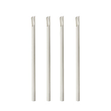 Vier weiße PAPSTAR Trinkhalme mit Löffelaufsatz aus Papier (20 cm, Ø 8 mm, 100 Stück) stehen aufrecht in einer Reihe vor weißem Hintergrund; jeder Strohhalm hat einen schrägen Anschnitt an der Spitze.