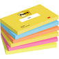 Une pile de six Post-it® Notes rectangulaires, Energetic Collection (76 mm x 127 mm, 100 feuilles/bloc), de 3M Deutschland GmbH. Contient différentes couleurs et montre le logo Post-it et le logo 3M sur le bloc supérieur. 100% certifié PEFC.