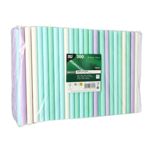 Eine klare Kunststoffverpackung der PAPSTAR GmbH enthält 200 PAPSTAR Bubble Tea Halme aus Papier (Ø 12 mm, 20 cm), bunt sortiert. Das Etikett zeigt umweltfreundliche Icons - ideal für Bubble Tea Fans.