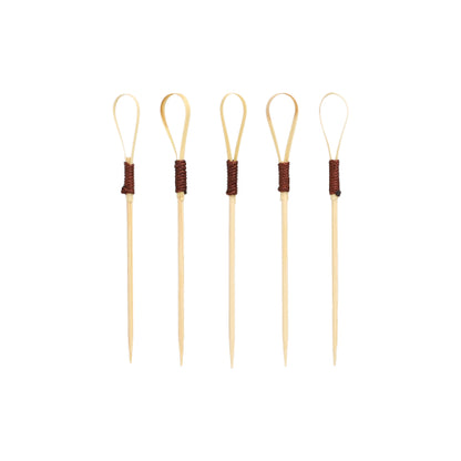 Quarante PAPSTAR piques à cocktail "Loop" de 10 cm de la société PAPSTAR, idéales pour les snacks et finger food, se distinguent par un design unique en boucle avec des sections enveloppées de brun foncé, disposées verticalement devant un fond blanc simple.