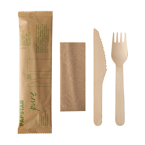 Le PAPSTAR set de couverts en bois "pure" de la PAPSTAR GmbH contient un couteau, une fourchette et une serviette en bois dans un sac en papier - idéal pour des événements durables.