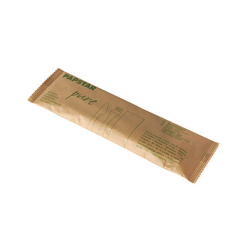 Un sac en papier brun scellé avec l'inscription "PAPSTAR pure" de la PAPSTAR GmbH contient un ensemble de couverts en bois (couteau, fourchette, serviette), écologique et photographié sur un fond blanc.