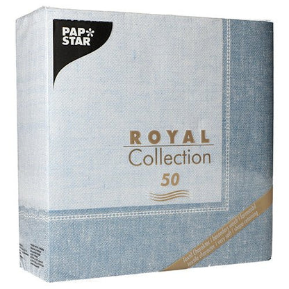 Le paquet carré PAPSTAR 50 serviettes "ROYAL Collection" pli 1/4 40 x 40 cm bleu de PAPSTAR GmbH se distingue par un motif structuré bleu clair, des écritures dorées et blanches et un ruban diagonal doré avec l'inscription "50 serviettes en papier luxueuses".