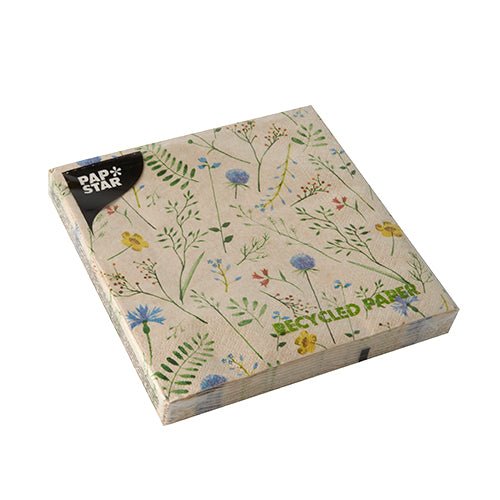 Un paquet carré PAPSTAR 20 serviettes, 33x33 cm, 3 couches, en papier recyclé avec motif floral et étiquette "PAP STAR" noire dans le coin supérieur gauche, emballé dans du plastique transparent. Marque : PAPSTAR GmbH.
