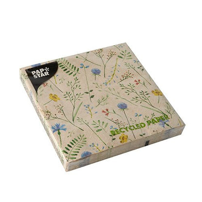 Un paquet carré PAPSTAR 20 serviettes, 33x33 cm, 3 couches, en papier recyclé avec motif floral et étiquette "PAP STAR" noire dans le coin supérieur gauche, emballé dans du plastique transparent. Marque : PAPSTAR GmbH.