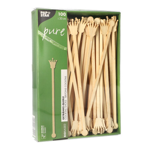 Eine Packung mit 100 PAPSTAR 20cm Getränke-Quirlen aus biologisch abbaubarem Bambus, kronenförmig, teils durch das Sichtfenster sichtbar. Die Verpackung trägt das Logo der PAPSTAR GmbH.