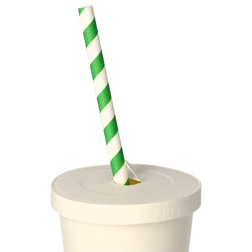 Dans le PAPSTAR couvercle pour gobelets, rond Ø 8 cm, blanc, carton | film (50 pièces) de PAPSTAR GmbH, une paille en papier rayée vert et blanc est insérée dans un gobelet jetable blanc, placé devant un fond blanc uni.