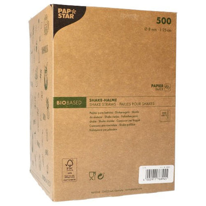Une boîte en carton brun avec l'inscription « PAPSTAR GmbH » contient 500 pailles à secouer écologiques en papier, Ø 8 mm x 25 cm. L'emballage est multilingue et comporte des symboles écologiques signalant l'effet respectueux de l'environnement (biodégradable) des pailles.