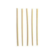 Fünf gerade, ungekochte Bucatini-Nudeln stehen senkrecht und gleichmäßig verteilt auf einem einfarbig weißen Untergrund, ähnlich wie die PAPSTAR GmbH Cocktail Trinkhalme "pure" 4 mm x 15 cm umweltfreundlich aus dem Spenderkarton (250 Stück) nebeneinander gelegt.