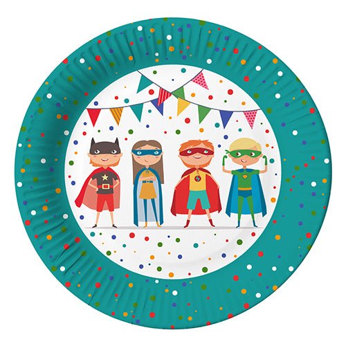 Die PAPSTAR 10 Teller aus Pappe, rund Ø 23 cm von PAPSTAR GmbH, zeigen bunte Punkte und vier Superhelden-Kinder mit Wimpelgirlanden – perfekte Partyteller für fröhliche Anlässe.