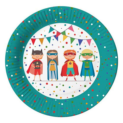 Die PAPSTAR 10 Teller aus Pappe, rund Ø 23 cm von PAPSTAR GmbH, zeigen bunte Punkte und vier Superhelden-Kinder mit Wimpelgirlanden – perfekte Partyteller für fröhliche Anlässe.