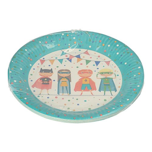 Die PAPSTAR 10 Teller aus Pappe (Ø 23 cm) von PAPSTAR GmbH sind rund, blau mit bunten Polka Dots und vier Superhelden-Motiven, perfekt für Partys. Die Teller sind in transparenter Folie verpackt.