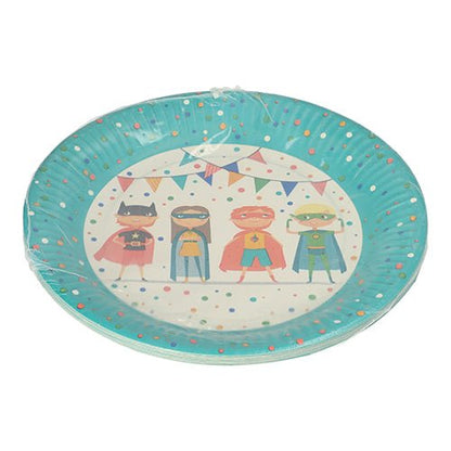 Die PAPSTAR 10 Teller aus Pappe (Ø 23 cm) von PAPSTAR GmbH sind rund, blau mit bunten Polka Dots und vier Superhelden-Motiven, perfekt für Partys. Die Teller sind in transparenter Folie verpackt.