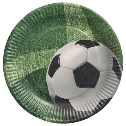 Die PAPSTAR 10 Teller, Pappe rund Ø 23 cm der PAPSTAR GmbH, sind ideale Einwegteller für Partys mit einem schwarz-weißen Fußball auf grünem Gras und geriffelten Rändern für eine sportliche Note.