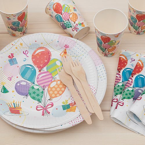 PAPSTAR GmbH PAPSTAR 10 Teller, Pappe rund Ø 23cm aus stabiler Pappe mit buntem Ballon- und Geschenk-Design, auf hellem Holz präsentiert – ideal für Partys und Veranstaltungen.