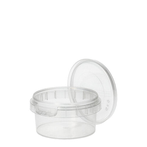 Un pot à charcuterie Starpak 50, rond et en PP transparent avec fermeture originale, est partiellement ouvert avec son couvercle transparent devant un fond blanc simple.
