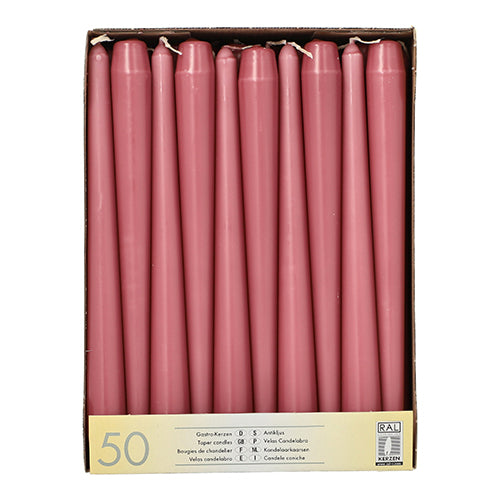 Eine Schachtel mit zehn Starpak Leuchterkerzen (Ø 2,2 cm - 25 cm) in vertikaler Anordnung. Auf dem unteren Etikett steht "50 Stück", die lange Brenndauer ist vermerkt, und es enthält Informationen in mehreren Sprachen.