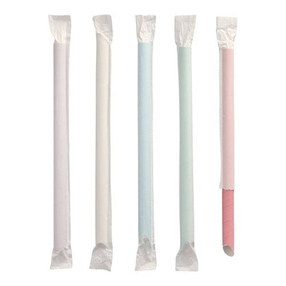 Cinq PAPSTAR pailles en papier pour Bubble Tea (Ø 12 mm, 20 cm, assorties de couleurs) de la société PAPSTAR en couleurs pastel - blanc, bleu clair, vert clair et rose - sont debout; chacune est emballée individuellement, la paille rose étant partiellement déballée.