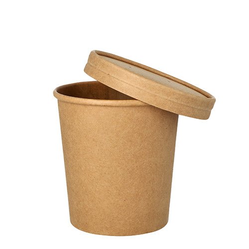 Un gobelet à soupe Starpak 25, en carton rond (470ml, Ø 9,8cm, 10cm marron) avec couvercle assorti est posé en biais sur un fond blanc.
