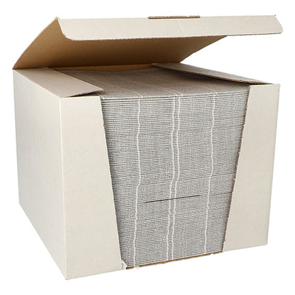 In einer geöffneten Schachtel der ROYAL Collection der PAPSTAR GmbH befindet sich ein fein säuberlich gestapeltes Bündel aus 100 grauen Servietten der „ROYAL Collection“ im 1/4-Falz 40x40cm, die durch den vorderen Ausschnitt teilweise sichtbar sind.