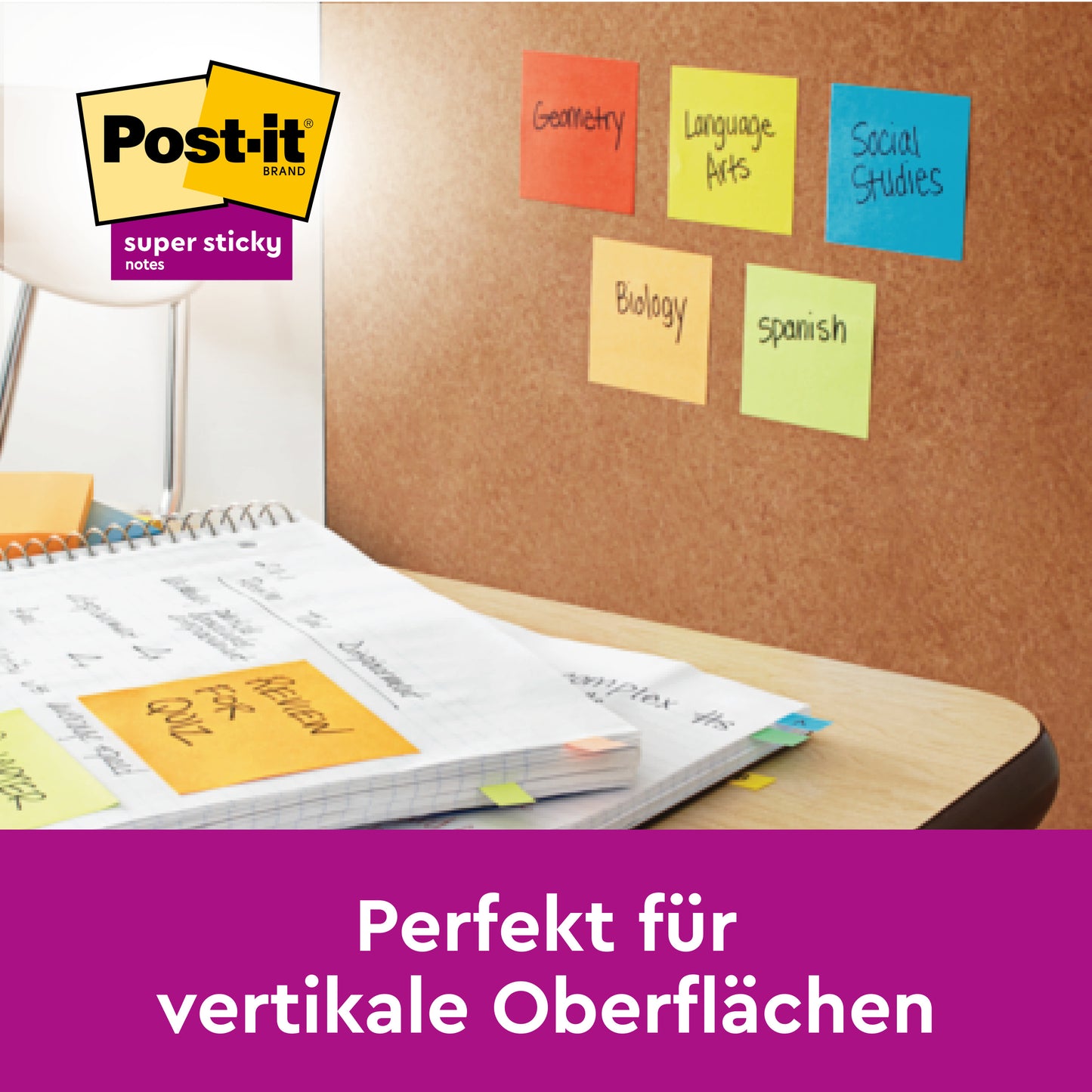 Un bureau avec un carnet, des papiers et des notes adhésives colorées Post-it® Super Sticky au format large (101 mm x 101 mm, 70 feuilles/bloc, 100% PEFC) de 3M Deutschland GmbH sur le tableau de liège, parfait pour s'organiser sur des surfaces verticales.