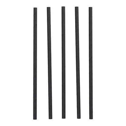 Cinq pailles à secouer en papier noires PAPSTAR 500, Ø 8 mm · 25 cm, de PAPSTAR GmbH, sont disposées verticalement à intervalles réguliers devant un fond blanc uni.