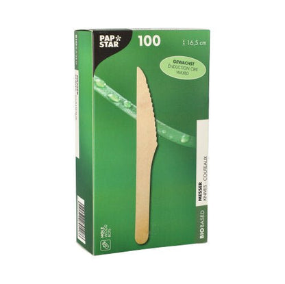 Une boîte verte PAPSTAR de couteaux en bois "pure" (16,5 cm, cirés, 100 pièces) de PAPSTAR GmbH est illustrée ; elle contient des couteaux jetables écologiques - idéal comme couverts durables pour une utilisation respectueuse de l'environnement.