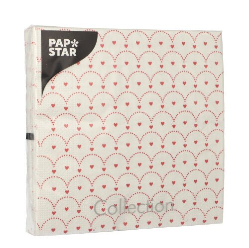 Eine Packung mit 20 PAPSTAR GmbH Servietten, 33 x 33 cm, 3-lagig mit Design Set 4. Mit einem sich wiederholenden roten Herz und einem gepunkteten Halbkreismuster. Das PAPSTAR-Logo erscheint oben links auf der Verpackung.