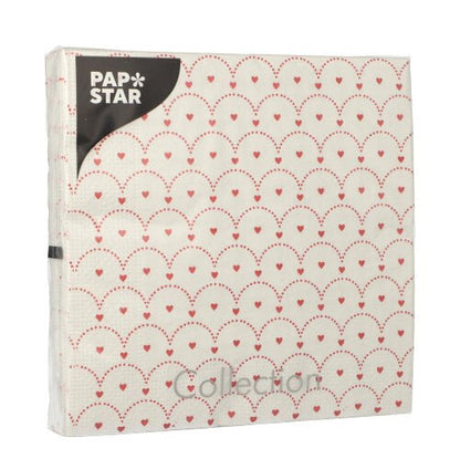 Eine Packung mit 20 PAPSTAR GmbH Servietten, 33 x 33 cm, 3-lagig mit Design Set 4. Mit einem sich wiederholenden roten Herz und einem gepunkteten Halbkreismuster. Das PAPSTAR-Logo erscheint oben links auf der Verpackung.