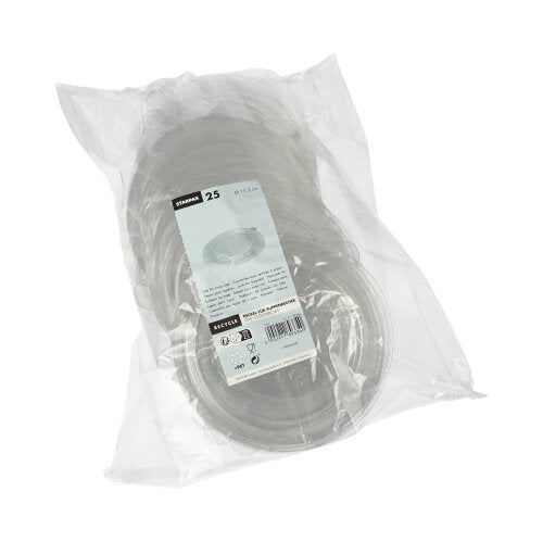Un sac en plastique transparent contient 25 couvercles ronds pour gobelets à soupe en R-PET Starpak avec une étiquette rectangulaire contenant des informations sur le produit, des symboles de recyclage et un code-barres - un choix durable de Starpak pour un usage quotidien.