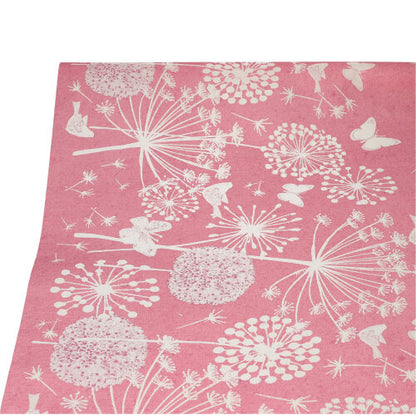 La nappe PAPSTAR de la société PAPSTAR (papier, 3 m x 1,2 m) présente un design rose avec des pissenlits blancs, des papillons et des fleurs sur un fond uni pour une touche élégante.