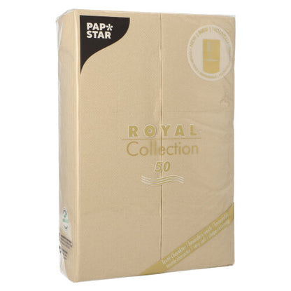 Eine versiegelte beige Packung mit 50 Servietten „ROYAL Collection“ 48 x 30 cm mit Besteckfalz der PAPSTAR GmbH, mit gold-weißem Branding und Produktinformationen auf der Vorderseite.