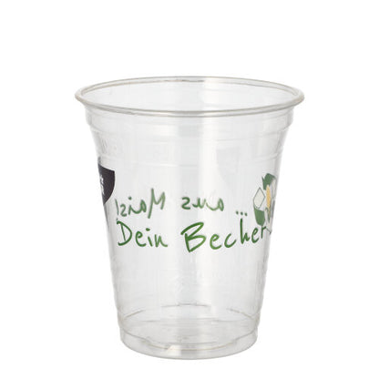 Ein durchsichtiger PAPSTAR 50 Trinkbecher PLA „Becher aus Mais“ der PAPSTAR GmbH mit grünem „Dein Becher“-Schriftzug an der Seite ist leer vor einem schlichten weißen Hintergrund zu sehen.