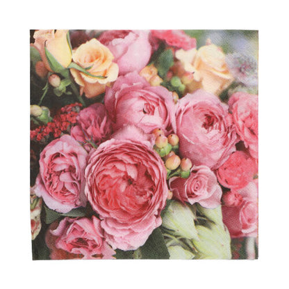 Nahaufnahme von PAPSTAR 20 Servietten, 33x33 cm, 3-lagig von PAPSTAR GmbH, mit floralem Druck in Rosa- und Pfirsichtönen mit Rosen und Ranunkeln mit grünen Blättern; aus weichem, hochwertigem Material.