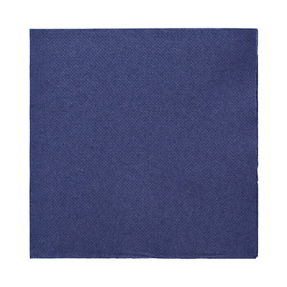 Eine einzelne, sauber gefaltete 50 Servietten „DAILY Collection“ 1/4-Falz-Serviette (32 x 32 cm) der PAPSTAR GmbH in Dunkelblau ist zentriert auf einem schlichten weißen Hintergrund.
