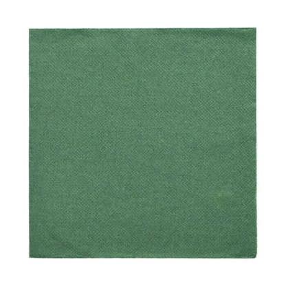 Eine grüne Serviette 32x32 cm aus der DAILY Collection (50er-Pack, 1/4 Falz) der PAPSTAR GmbH liegt flach auf weißem Untergrund.