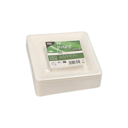 Une pile de PAPSTAR GmbH PAPSTAR 50 assiettes, canne à sucre « pure », assiettes jetables carrées blanches, biodégradables, taille 15,5 x 15,5 cm, enveloppées dans du film plastique avec une étiquette vert-blanc portant l'inscription « 50 pièces ».