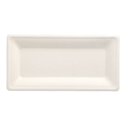 L'assiette PAPSTAR 50, canne à sucre « pure » de PAPSTAR GmbH est une assiette jetable rectangulaire, blanche en canne à sucre biodégradable et durable avec un bord légèrement surélevé et vue de dessus sur fond simple.
